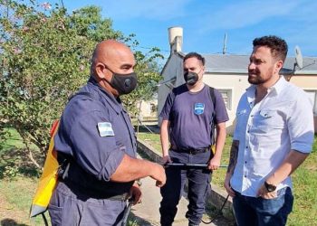 El concejal Marcelo Ocampo entregó mochilas forestales al Cuerpo de Bomberos