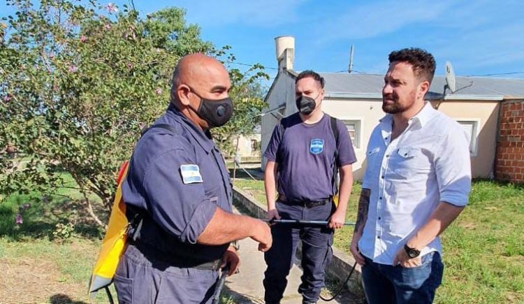 El concejal Marcelo Ocampo entregó mochilas forestales al Cuerpo de Bomberos