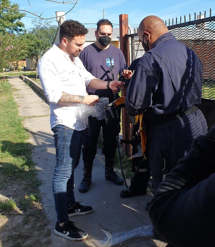 El concejal Marcelo Ocampo entregó mochilas forestales al Cuerpo de Bomberos