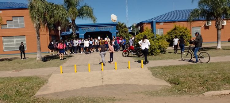 Denuncian maltrato de la directora de la secundaria de Mansilla