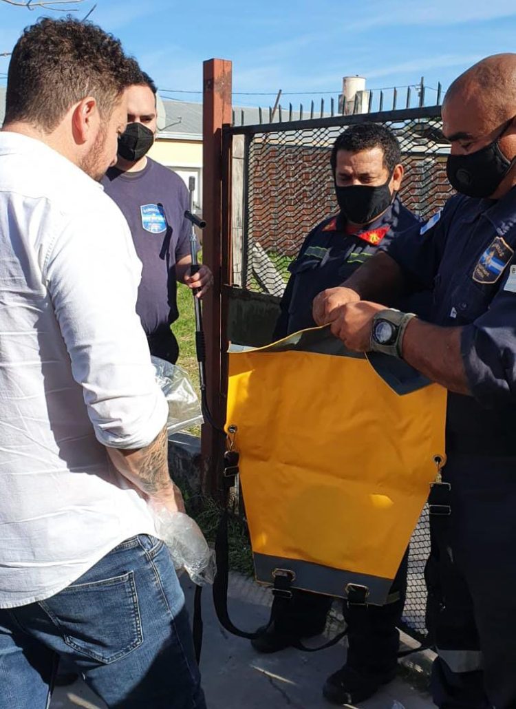 El concejal Marcelo Ocampo entregó mochilas forestales al Cuerpo de Bomberos