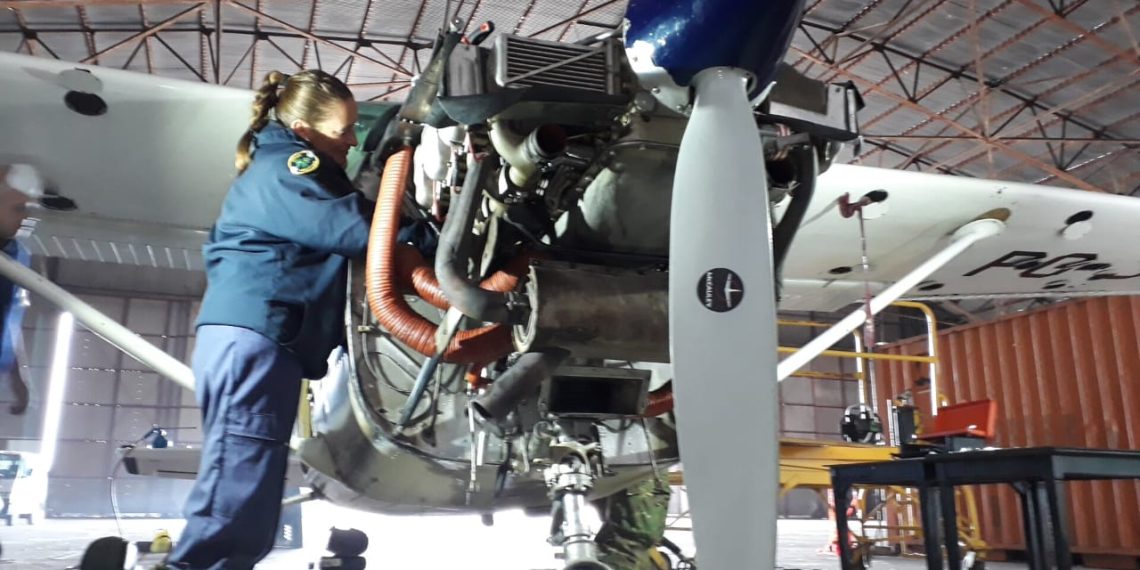 Una formoseña mecánica de aeronaves se destaca en la Fuerza Aérea