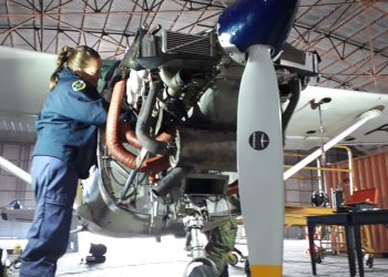 Una formoseña mecánica de aeronaves se destaca en la Fuerza Aérea