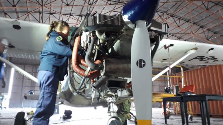 Una formoseña mecánica de aeronaves se destaca en la Fuerza Aérea