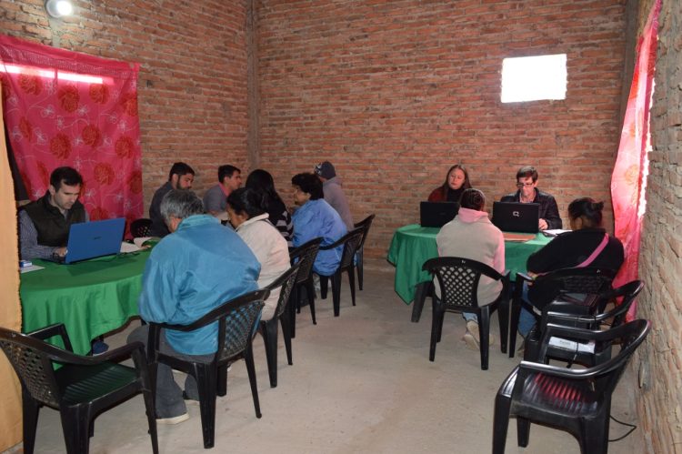 Piñeiro llevó su oficina móvil a Naineck y asesoró a vecinos sobre regularización de tierras