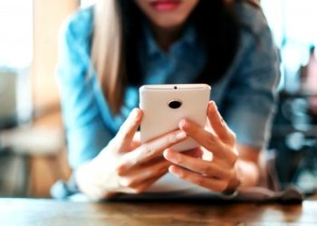 Usar el celular en exceso podría causarte artritis