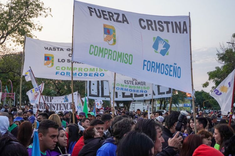 Masiva marcha de militantes y funcionarios en solidaridad con la Cristina