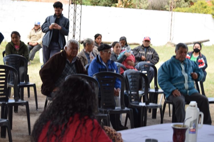 Piñeiro llevó su oficina móvil a Naineck y asesoró a vecinos sobre regularización de tierras