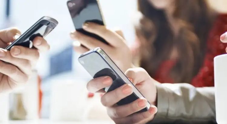 Usar el celular en exceso podría causarte artritis