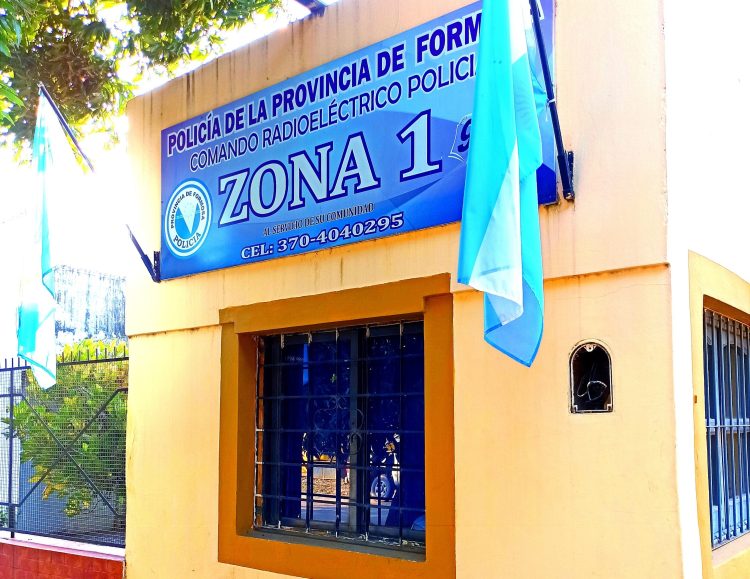 En el centro y a pleno día, una pareja asaltó a mano armada a una mujer