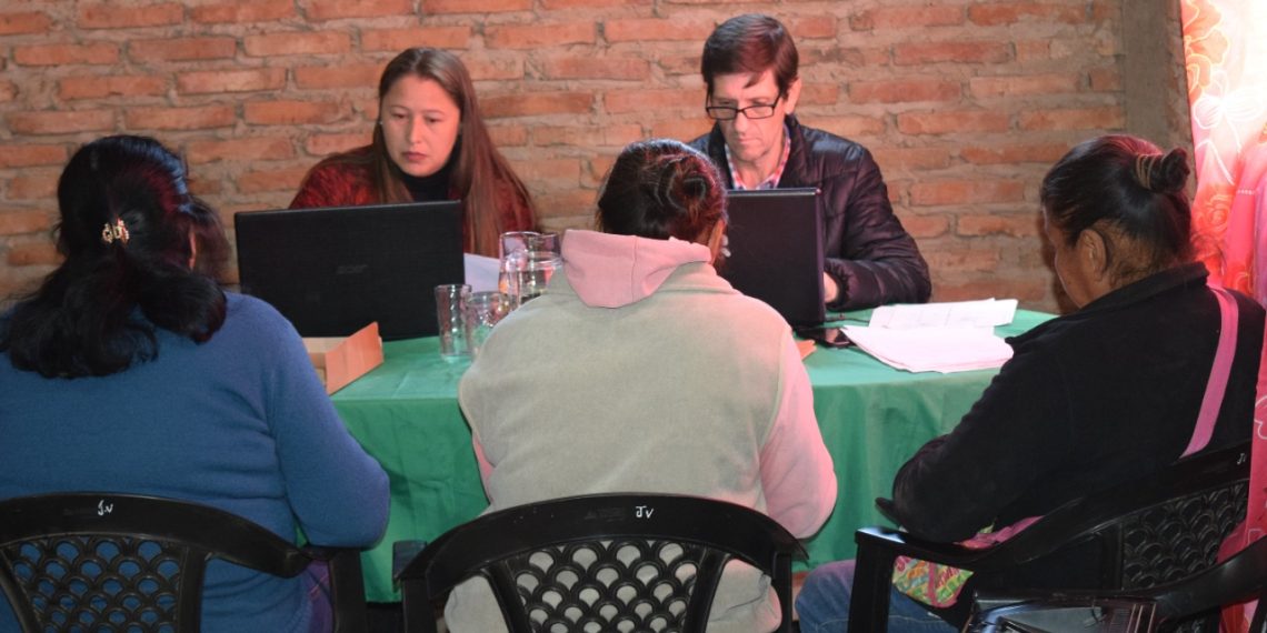 Piñeiro llevó su oficina móvil a Naineck y asesoró a vecinos sobre regularización de tierras