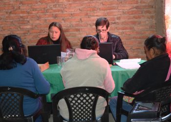 Piñeiro llevó su oficina móvil a Naineck y asesoró a vecinos sobre regularización de tierras