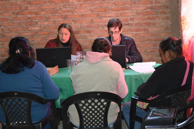 Piñeiro llevó su oficina móvil a Naineck y asesoró a vecinos sobre regularización de tierras