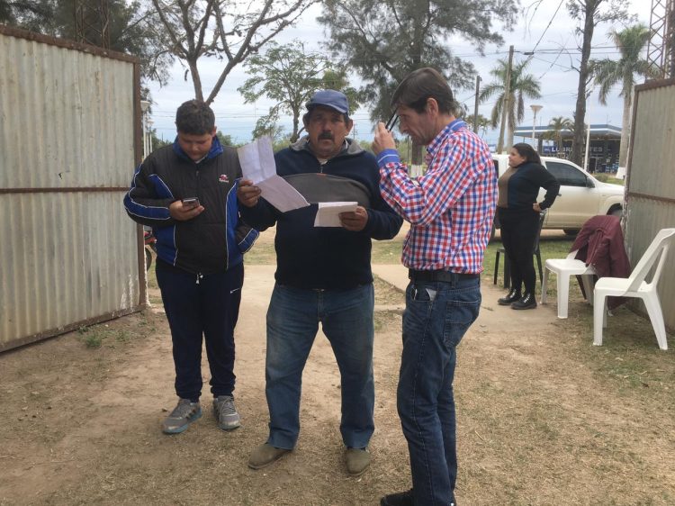 Piñeiro llevó su oficina móvil a Naineck y asesoró a vecinos sobre regularización de tierras
