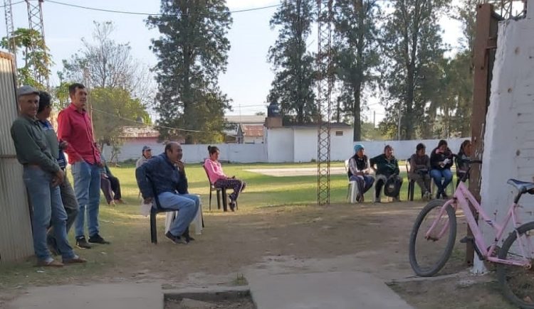 Piñeiro llevó su oficina móvil a Naineck y asesoró a vecinos sobre regularización de tierras