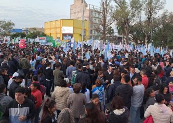 Masiva marcha de militantes y funcionarios en solidaridad con la Cristina
