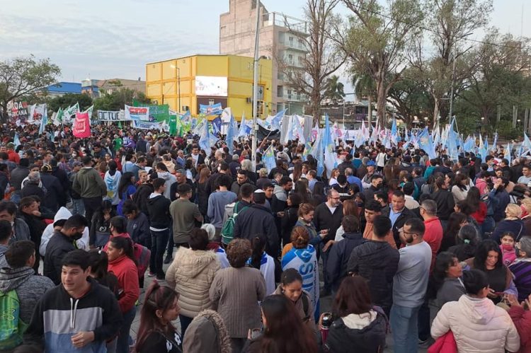 Masiva marcha de militantes y funcionarios en solidaridad con la Cristina