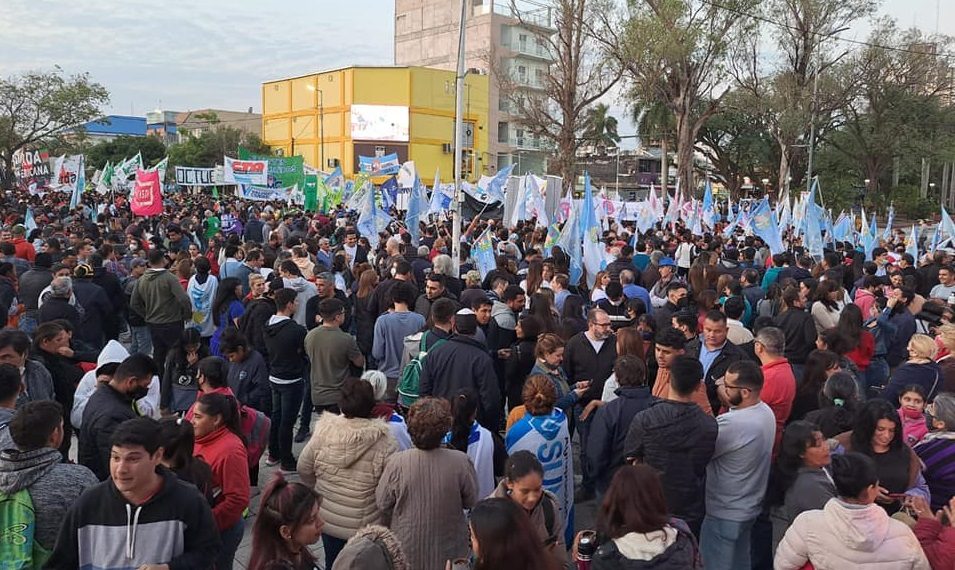 Masiva marcha de militantes y funcionarios en solidaridad con la Cristina