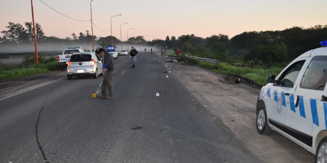 Auto embistió desde atrás a dos motociclistas, los mató y huyó