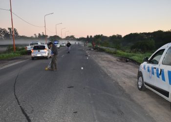 Auto embistió desde atrás a dos motociclistas, los mató y huyó