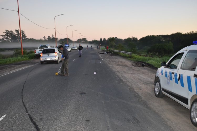 Auto embistió desde atrás a dos motociclistas, los mató y huyó