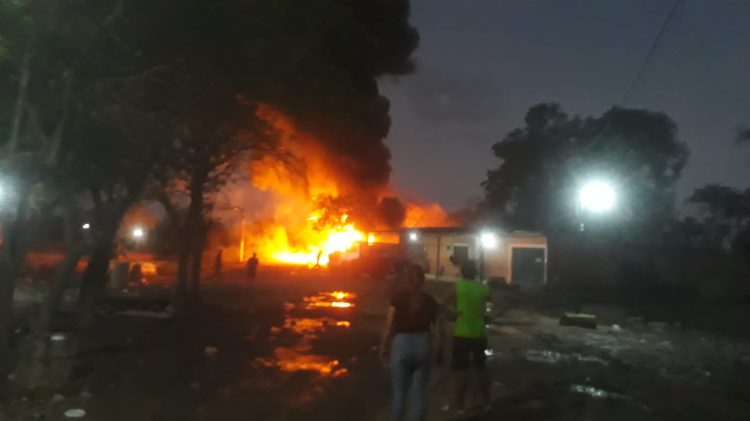 Ardió en llamas una vivienda que habría sido de acopio de nafta para pasarla a Paraguay