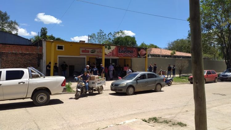 Dos ladrones encañonaron a empleados y clientes, se llevaron de todo y la policía los busca