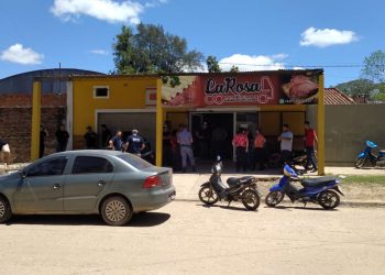 Dos ladrones encañonaron a empleados y clientes, se llevaron de todo y la policía los busca