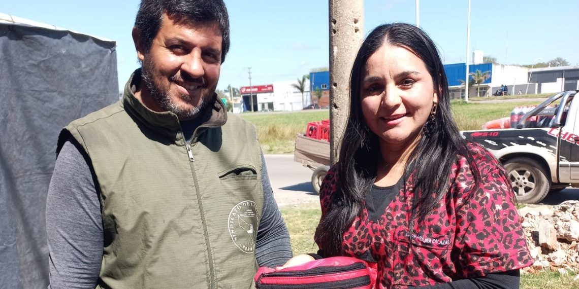 Encontró una riñonera con dinero y documentaciones y se la devolvió a la dueña