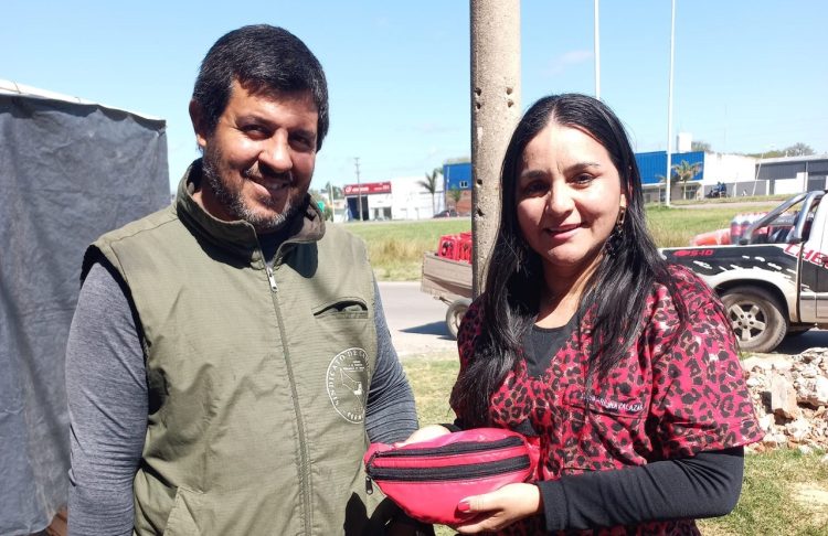 Encontró una riñonera con dinero y documentaciones y se la devolvió a la dueña