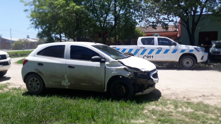 Auto embistió desde atrás a dos motociclistas, los mató y huyó