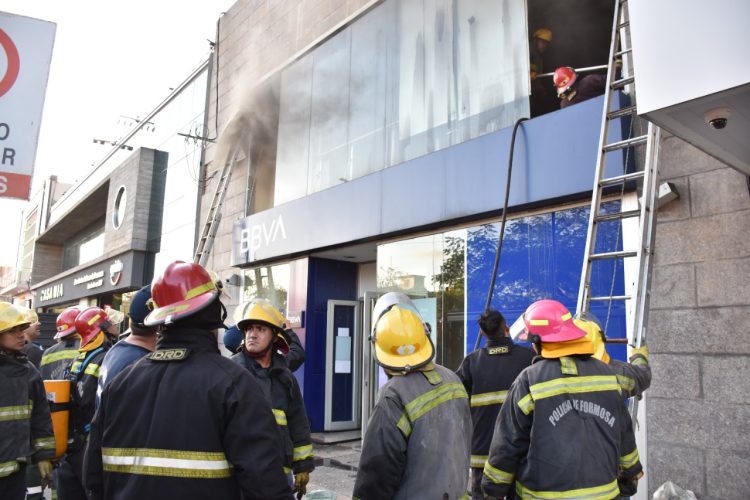 Alarma en el microcentro por un principio de incendio en el Banco Francés