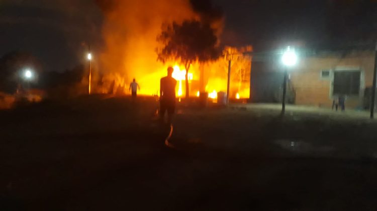 Ardió en llamas una vivienda que habría sido de acopio de nafta para pasarla a Paraguay