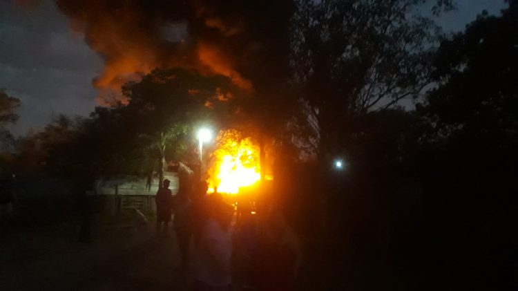 Ardió en llamas una vivienda que habría sido de acopio de nafta para pasarla a Paraguay