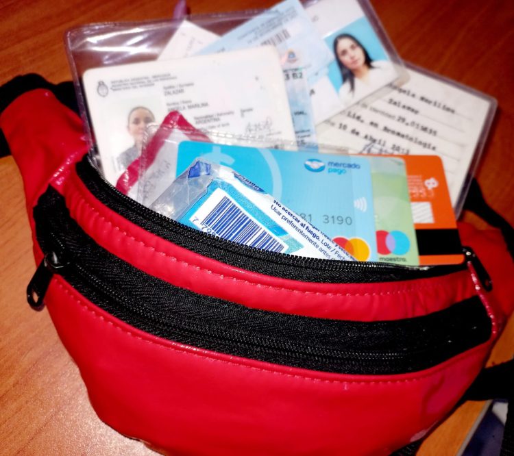 Encontró una riñonera con dinero y documentaciones y se la devolvió a la dueña