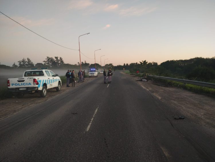 Auto embistió desde atrás a dos motociclistas, los mató y huyó