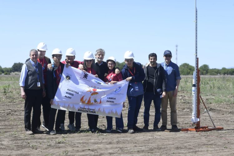 Un grupo de estudiantes formoseños, destacado como «el mejor equipo» en la validación de un picosatélite