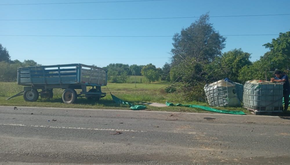 Llevaba más de tres mil litros de nafta y se accidentó: al llegar la Policía huyó del lugar
