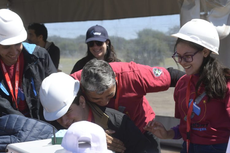 Un grupo de estudiantes formoseños, destacado como «el mejor equipo» en la validación de un picosatélite