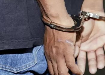 Lo paró un control, se enojó y escupió a una mujer policía: quedó detenido