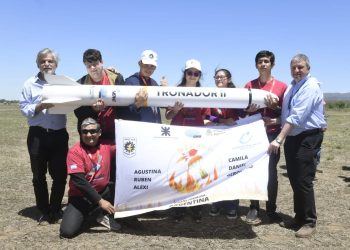 Un grupo de estudiantes formoseños, destacado como «el mejor equipo» en la validación de un picosatélite