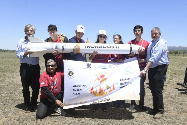 Un grupo de estudiantes formoseños, destacado como «el mejor equipo» en la validación de un picosatélite