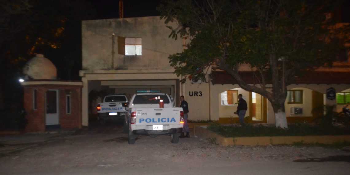 Policías detuvieron a dos sujetos y su familia atacó el patrullero en un intento de rescate