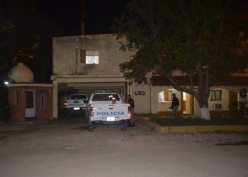 Policías detuvieron a dos sujetos y su familia atacó el patrullero en un intento de rescate