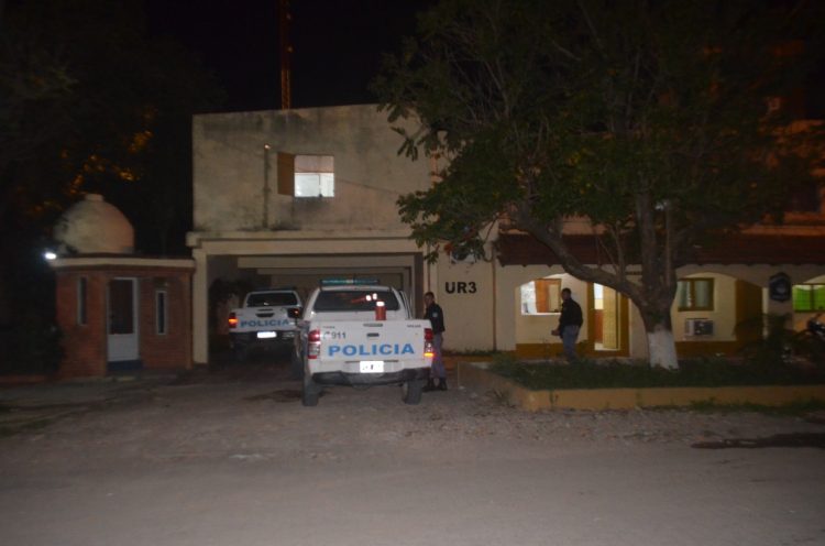 Policías detuvieron a dos sujetos y su familia atacó el patrullero en un intento de rescate