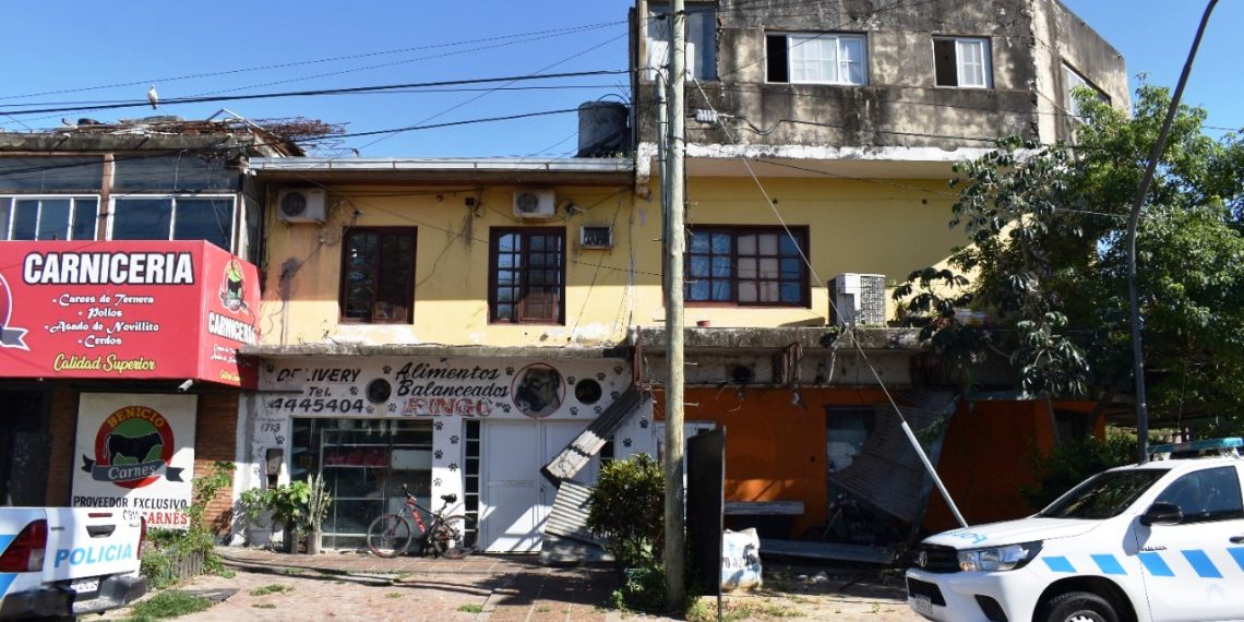 El niño de 5 años que fue arrojado por su padre desde un tercer piso está grave y con asistencia respiratoria