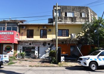 El niño de 5 años  que fue arrojado por su padre desde un tercer piso está grave y con asistencia respiratoria
