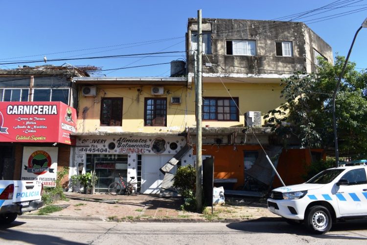 El niño de 5 años  que fue arrojado por su padre desde un tercer piso está grave y con asistencia respiratoria