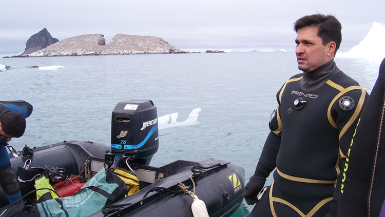 Carlos Genez se crió en Formosa y hoy lleva 25 años como buzo de salvamento de la Armada
