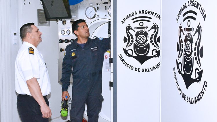 Carlos Genez se crió en Formosa y hoy lleva 25 años como buzo de salvamento de la Armada
